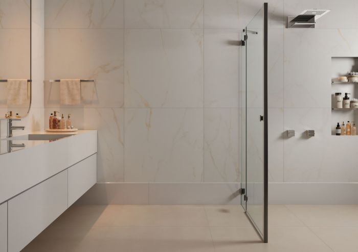 Banheiro com cores frias puxado para o bege, com porcelanato Eliane. No lado esquerda um vislumbre da bancada do banheiro, à direita a divisória do box.