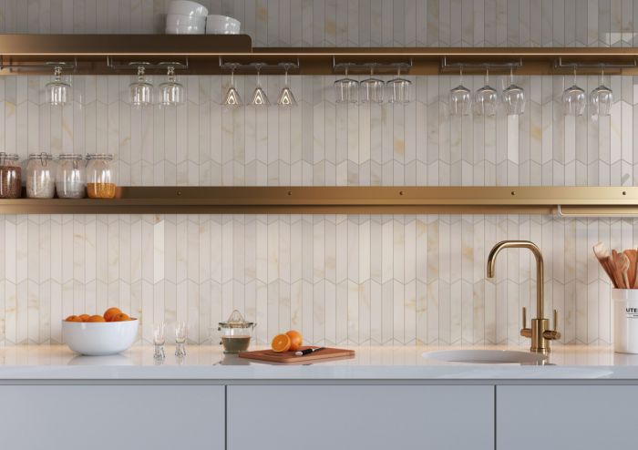 Cozinha com o mosaico Eliane, na imagem, uma bancada de cozinha e prateleiras amadeiradas na parede.