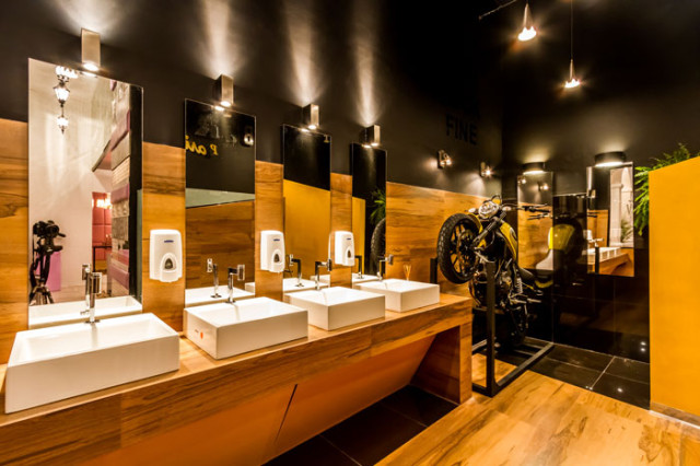 3 Baños Varones - Arquiteto Jose Freddy Vaca Tomasi - Arquiteto Ricardo Dellien - porcelanato eliane imita madeira Peroba AC 20x120