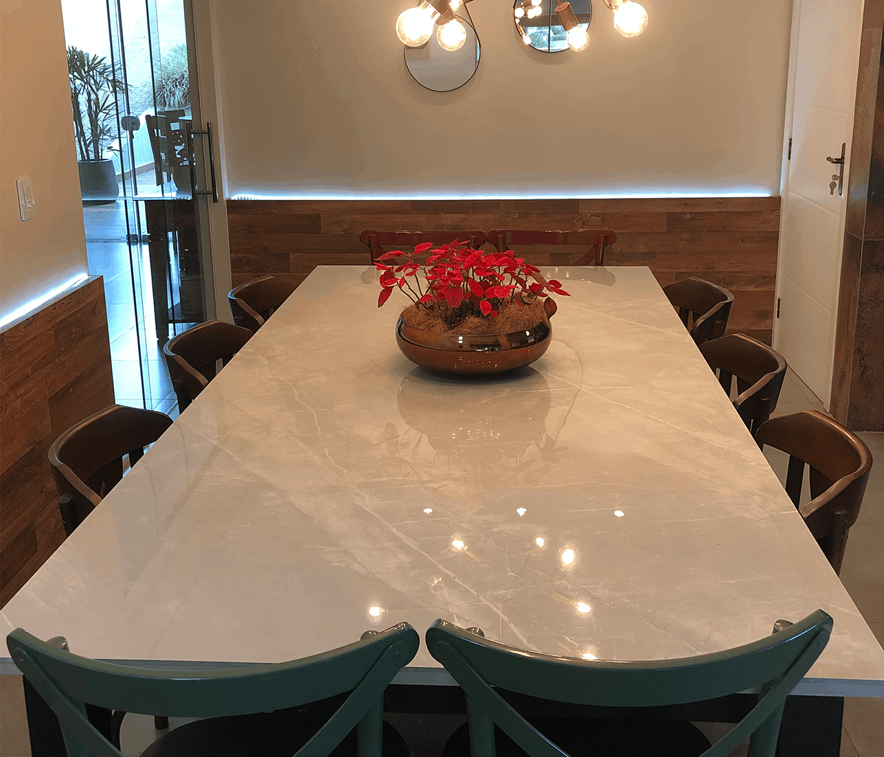 Mobiliários com porcelanatos em grandes formatos