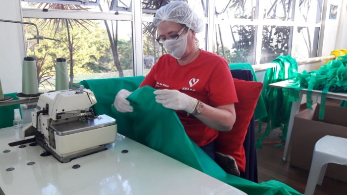Combate à Covid-19: Eliane une forças na produção de jalecos para profissionais da saúde